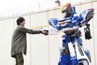 サイクロンインターセプターと握手する謙信。