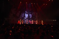 仙石みなみのソロ曲「侍ドル～武士女道の上より～」をパフォーマンスするアップアップガールズ（仮）。