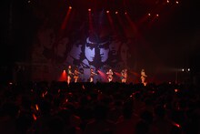 仙石みなみのソロ曲「侍ドル～武士女道の上より～」をパフォーマンスするアップアップガールズ（仮）。