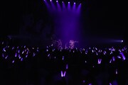 佐藤綾乃のソロ曲「スタートライン」をパフォーマンスするアップアップガールズ(仮)。