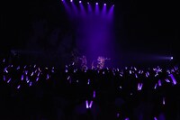 佐藤綾乃のソロ曲「スタートライン」をパフォーマンスするアップアップガールズ（仮）。