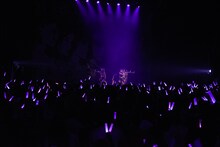 佐藤綾乃のソロ曲「スタートライン」をパフォーマンスするアップアップガールズ（仮）。