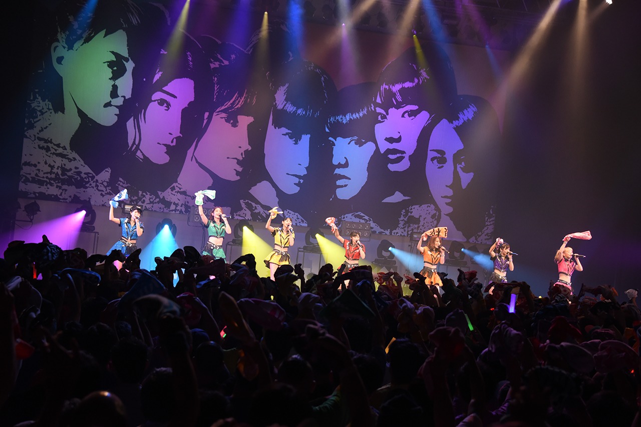 ファンとタオルを振り回すアップアップガールズ（仮）。