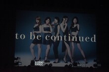 スクリーンに映し出されたアップアップガールズ（仮）の新ビジュアル。