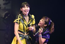 左から佐保明梨、佐藤綾乃。