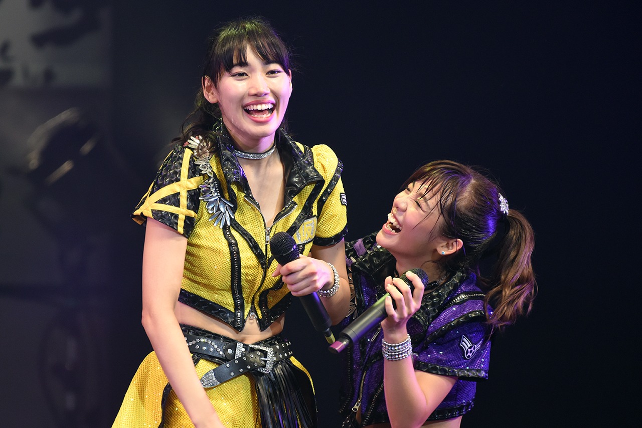 左から佐保明梨、佐藤綾乃。