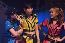 左から新井愛瞳、佐保明梨、古川小夏。