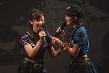 「10年後に一夜限りの復活ライブをしたい」という夢に「今日から10年後!? 30だよー」と新井愛瞳（右）に突っ込まれ、「みんなもけっこう危ういでしょ？」とファンに向けて話す佐藤綾乃（左）。