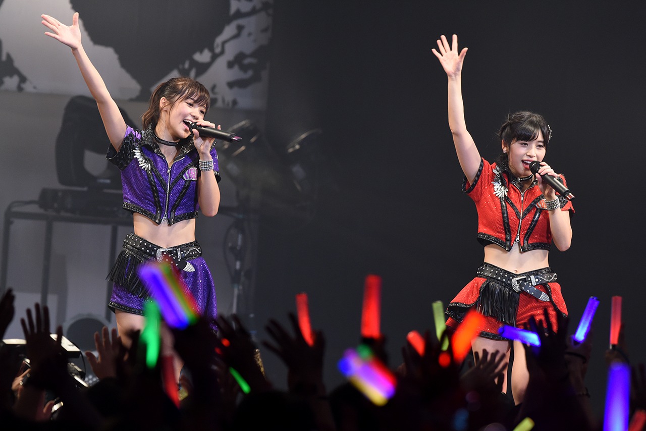 左から佐藤綾乃、仙石みなみ。