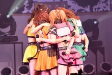 ステージ上で抱き合うアップアップガールズ（仮）。