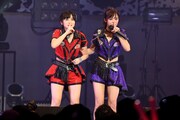 ファンに向かって生声で感謝の気持ちを叫ぶ仙石みなみ(左)と佐藤綾乃(右)。