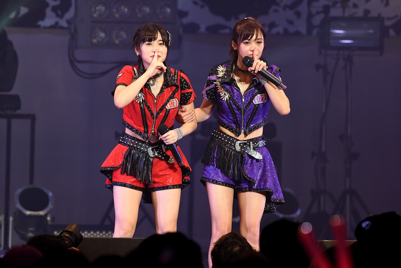 ファンに向かって生声で感謝の気持ちを叫ぶ仙石みなみ（左）と佐藤綾乃（右）。