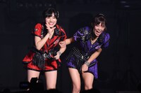 ファンに向かって生声で感謝の気持ちを叫ぶ仙石みなみ（左）と佐藤綾乃（右）。