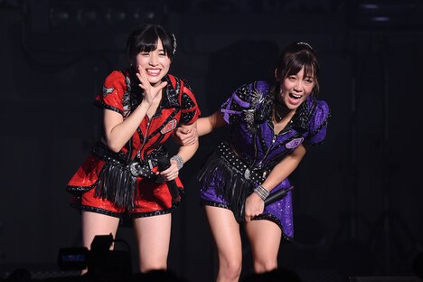 ファンに向かって生声で感謝の気持ちを叫ぶ仙石みなみ(左)と佐藤綾乃(右)。