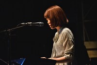 弾き語りで「それもきっとしあわせ」を歌うKaede。