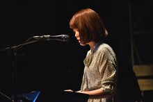 弾き語りで「それもきっとしあわせ」を歌うKaede。