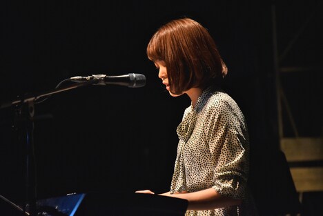 弾き語りで「それもきっとしあわせ」を歌うKaede。