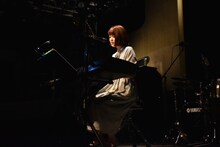 弾き語りで「それもきっとしあわせ」を歌うKaede。