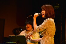 澤部渡（スカート）と「長いこと待っていたんだ」をデュエットするKaede。