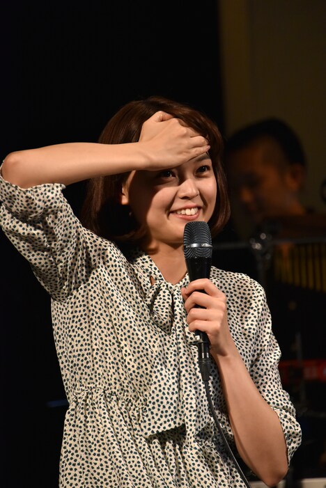 「熱が出ちゃうよ」と頭を押さえるKaede。