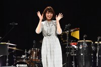 手を振ってファンの声援に応えるKaede。