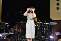 手を振るKaede。