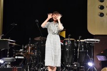 手を振るKaede。