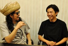 サイトウ“JxJx”ジュン（YOUR SONG IS GOOD）と荒内佑（cero）による対談の様子。