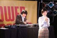 小西康陽（左）のDJをバックに「マリーナの夏」を歌う渡辺満里奈（右）。（撮影：島田香）