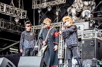 氣志團に囲まれるTAKUMA（10-FEET）。（撮影：青木カズロー）