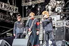 氣志團に囲まれるTAKUMA（10-FEET）。（撮影：青木カズロー）