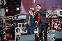 TAKUMA（10-FEET）と谷中敦（東京スカパラダイスオーケストラ）。（撮影：上山陽介）