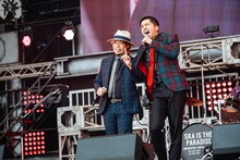 TAKUMA（10-FEET）と谷中敦（東京スカパラダイスオーケストラ）。（撮影：上山陽介）