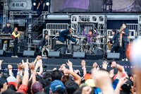 東京スカパラダイスオーケストラとTAKUMA（10-FEET）。（撮影：上山陽介）