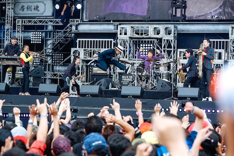 東京スカパラダイスオーケストラとTAKUMA（10-FEET）。（撮影：上山陽介）