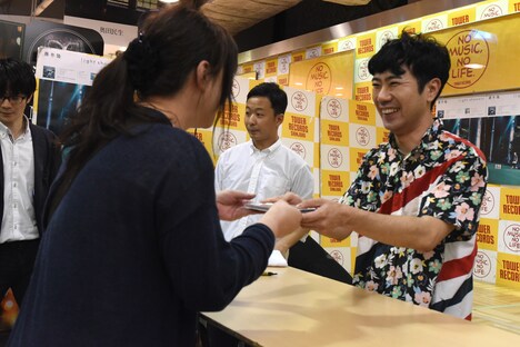 ファンにサイン入りCDを手渡す藤井隆。