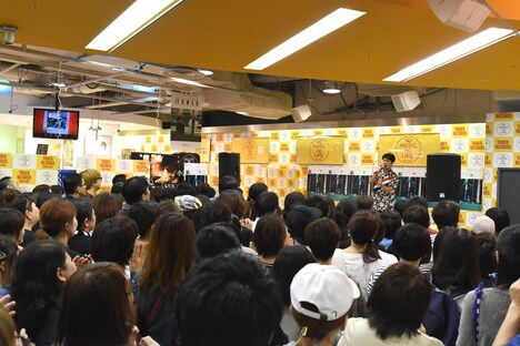 東京・タワーレコード新宿店で行われた藤井隆のインストアイベントの様子。