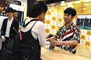 サイン会参加者と語る藤井隆。
