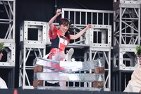 氷柱割りをする百田夏菜子（ももいろクローバーZ）（撮影：釘野孝宏）