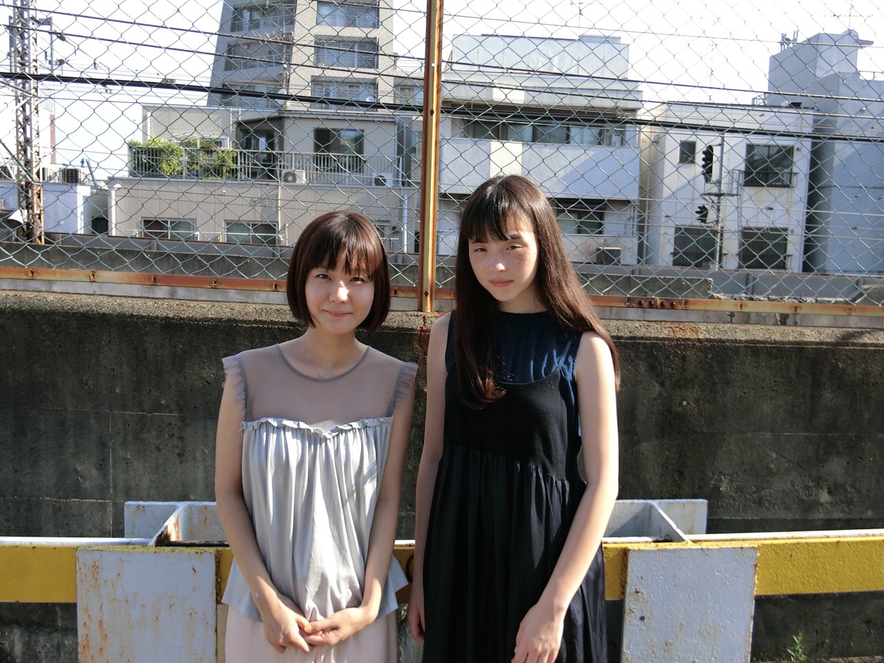 左から吉澤嘉代子、モトーラ世理奈。