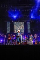 「LIVE TOUR 2017 ON THE ROAD」東京・東京国際フォーラム ホールA公演の様子。（写真提供：エイベックス）