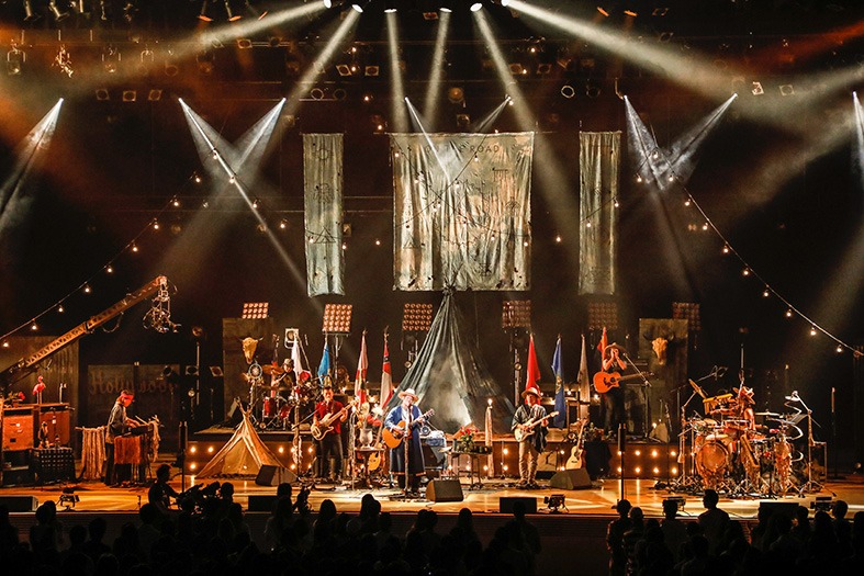 「LIVE TOUR 2017 ON THE ROAD」東京・東京国際フォーラム ホールA公演の様子。（写真提供：エイベックス）