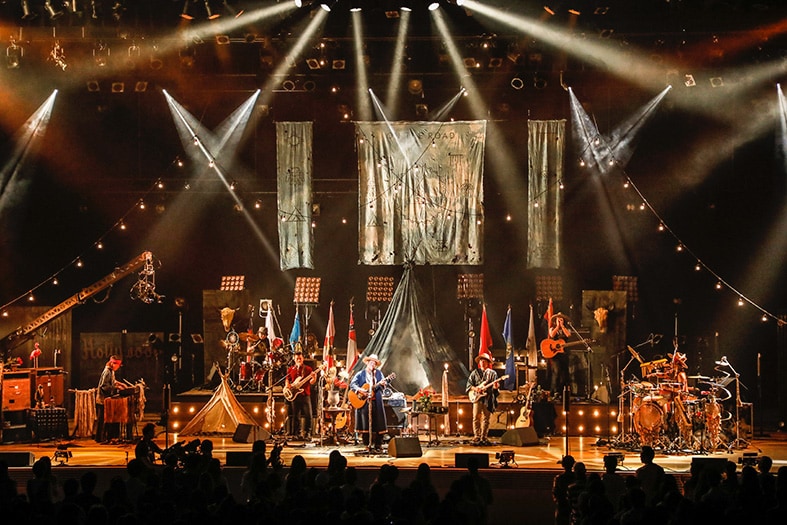 「LIVE TOUR 2017 ON THE ROAD」東京・東京国際フォーラム ホールA公演の様子。（写真提供：エイベックス）