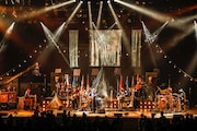「LIVE TOUR 2017 ON THE ROAD」東京・東京国際フォーラム ホールA公演の様子。(写真提供:エイベックス)