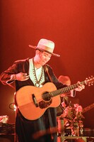 「LIVE TOUR 2017 ON THE ROAD」東京・東京国際フォーラム ホールA公演の様子。（写真提供：エイベックス）