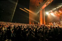 「LIVE TOUR 2017 ON THE ROAD」東京・東京国際フォーラム ホールA公演の様子。（写真提供：エイベックス）