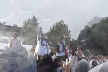 客席で歌うDISH//。