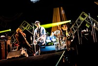 BLUE ENCOUNTのライブの様子。(c)テレビ朝日