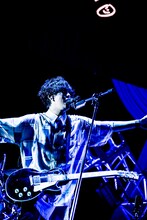 BLUE ENCOUNTのライブの様子。(c)テレビ朝日