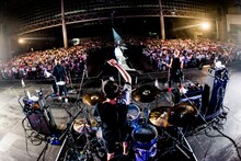 BLUE ENCOUNTのライブの様子。(c)テレビ朝日